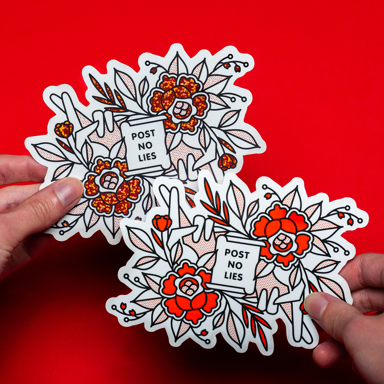 Dwie ręce trzymają kwiatowe Die-Cut Stickers z napisem "POST NO LIES", wydrukowane na winylu i materiałach brokatowych na żywym czerwonym tle.