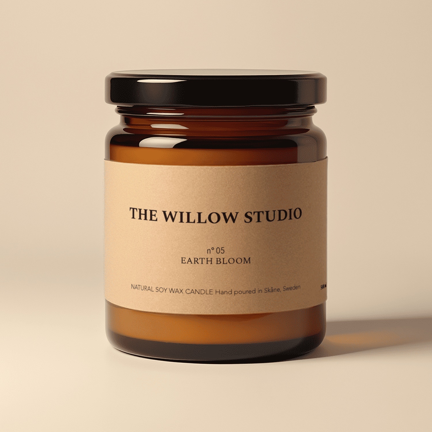 Bursztynowy szklany słoik z naturalną świecą sojową Earth Bloom od The Willow Studio i etykietą z papieru kraft