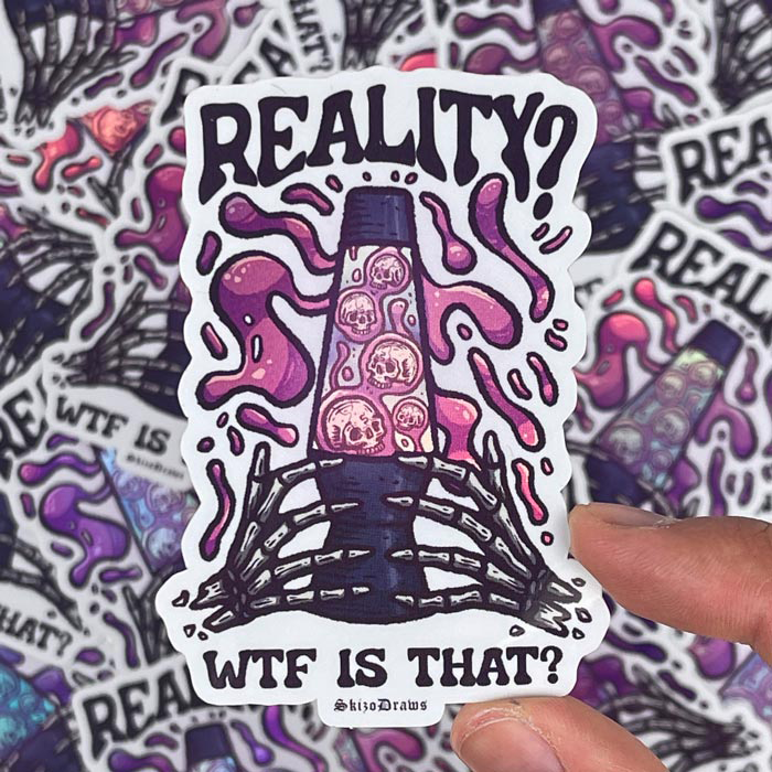 Winylowa naklejka wycinana po obrysie z dłońmi szkieletu trzymającymi lampę lawową, unoszącymi się czaszkami i napisem „REALITY? WFT IS THAT?”, na tle naklejek.